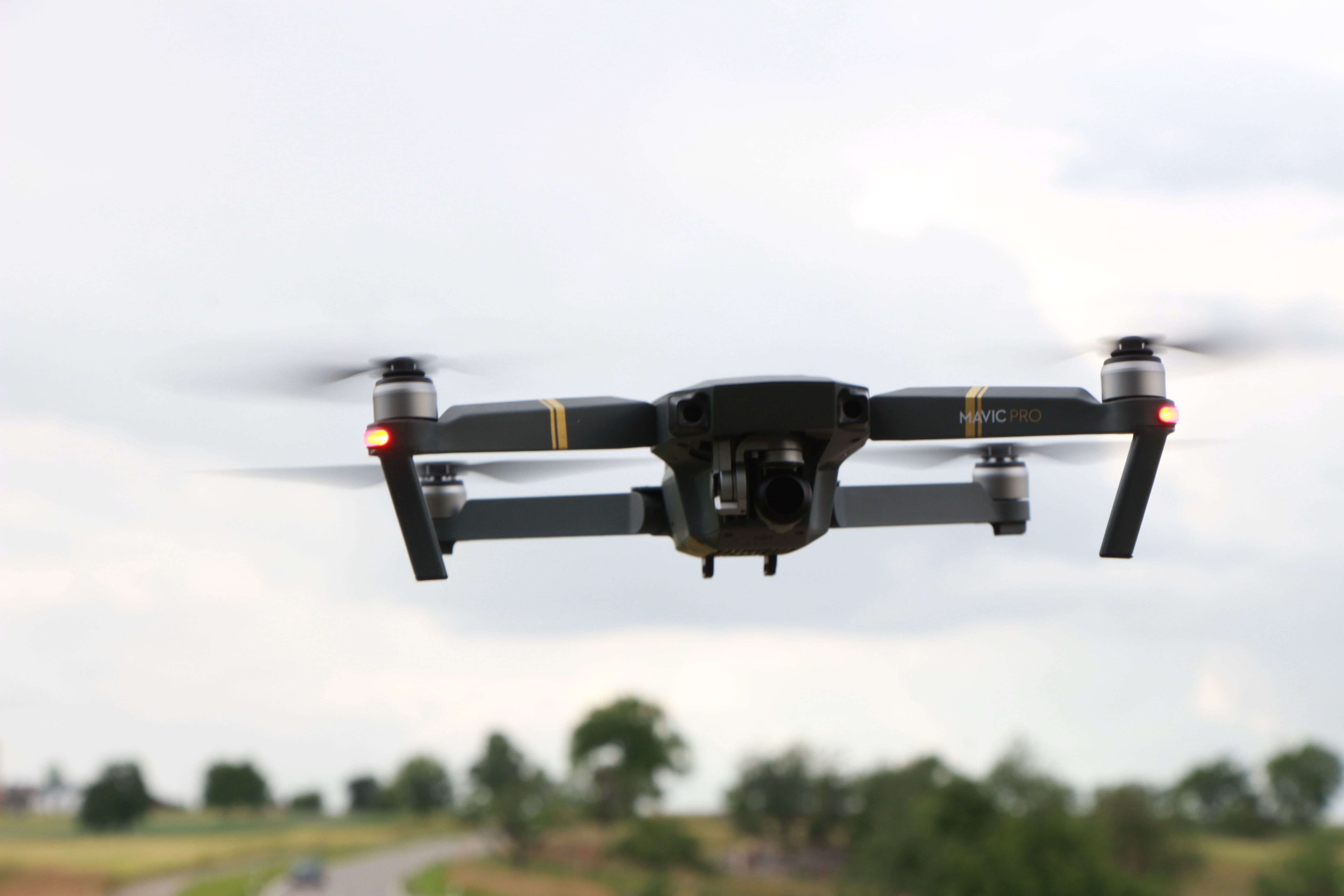 Die DJI Mavic Pro schwebt in der Luft